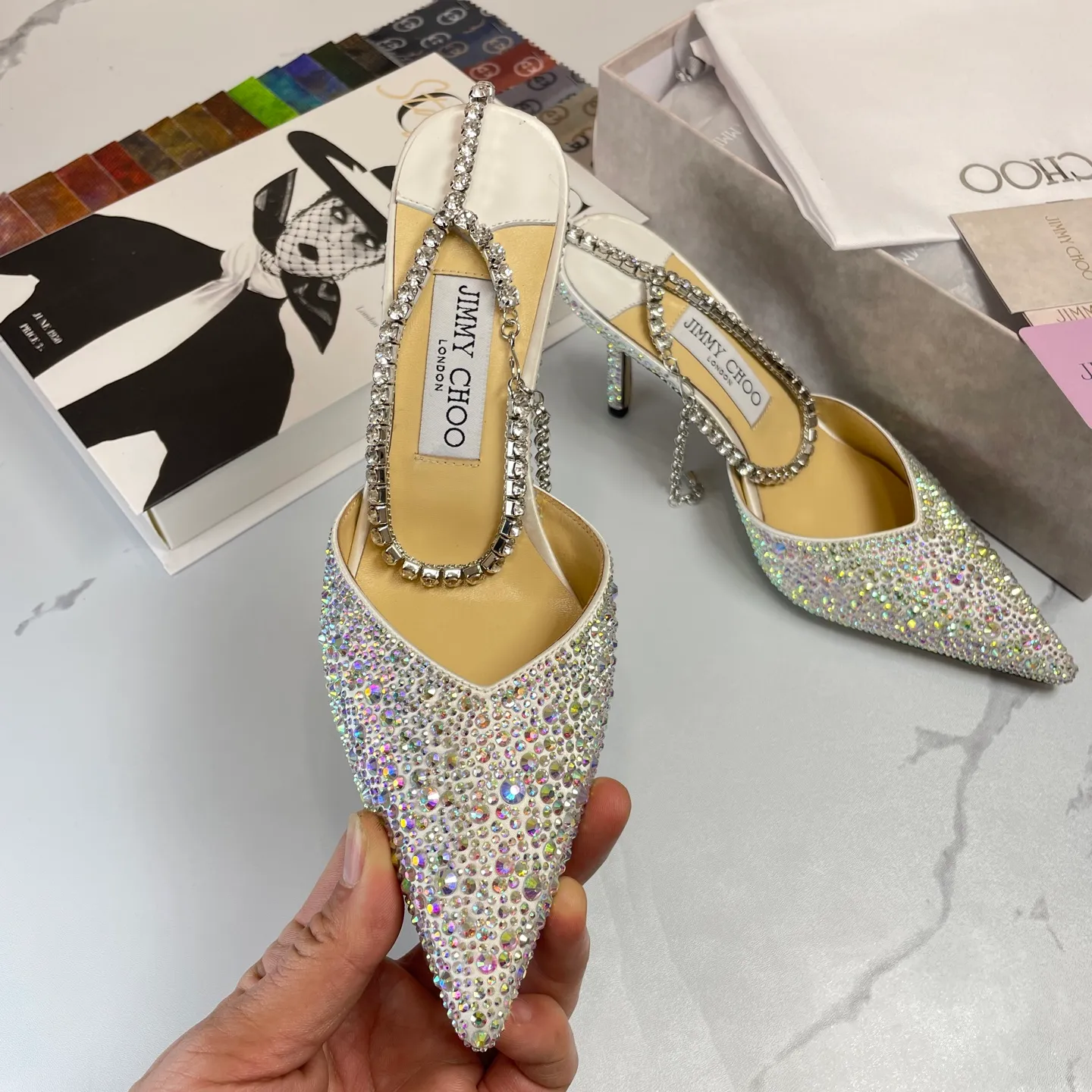 👟👟Ex-factory price 680👟👟 Jimmy Choo/Jimmy Choo classic diamond chain pointed toe crystal high-heeled sandals. Excellent crystal shoes, so beautiful that you can't take your eyes away. The shape of the shoes is very delicate, not too narrow and long. The internal space is sufficient, allowing the toes to relax enough. The rhinestones outline a charming arc on the instep, which is simply beautiful. It has a 360-degree surrounding fairy atmosphere, gorgeous but not exaggerated! ! The fabric is made of imported silk, with imported sheepskin lining. Customized A-grade Italian genuine leather sole. Heel height: 6.5 or 8.5. Size: 35-40 (41, 42, 43 customized, non-refundable)